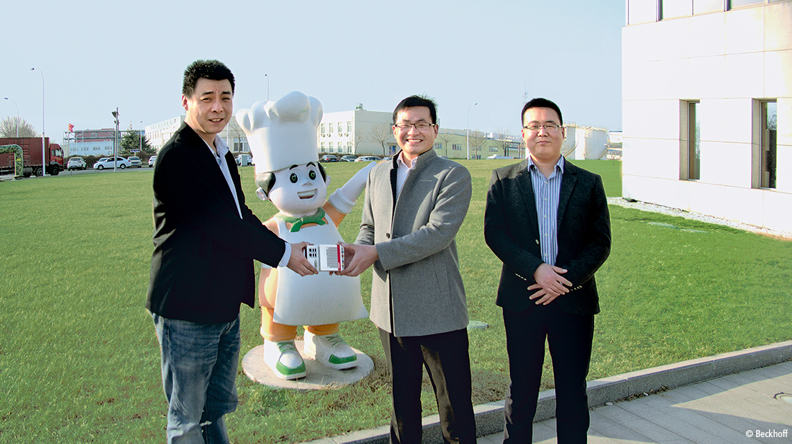 Lu Peng (links), Projektmanager von Tianjin FengYu, und Wan Pinlei (Mitte), System Application Engineer von Beckhoff China – mit dem Embedded-PC CX51xx als Hardwarekern der TwinCAT-Machine-Learning-Lösung – sowie Xie Shaowei, Technical Support Engineer von Beckhoff China (rechts) 