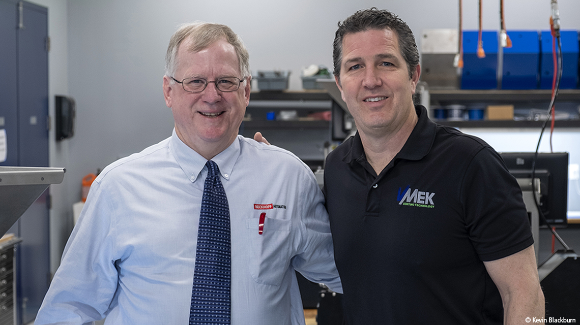 VMek 公司總經理 Kent Lovvorn（右）和倍福區域銷售工程師 Chuck Padvorac 緊密合作，選擇出合適的 EtherCAT 解決方案。  
