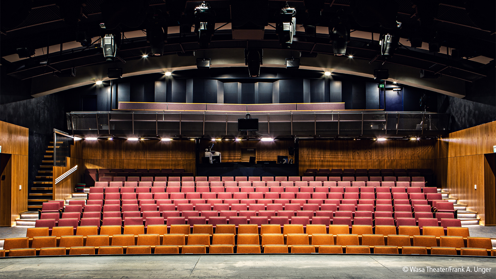 Das Wasa Theater, ein kleines, regionales Theater, wurde mit modernster Beleuchtungs- und Audiotechnologie ausgestattet. 