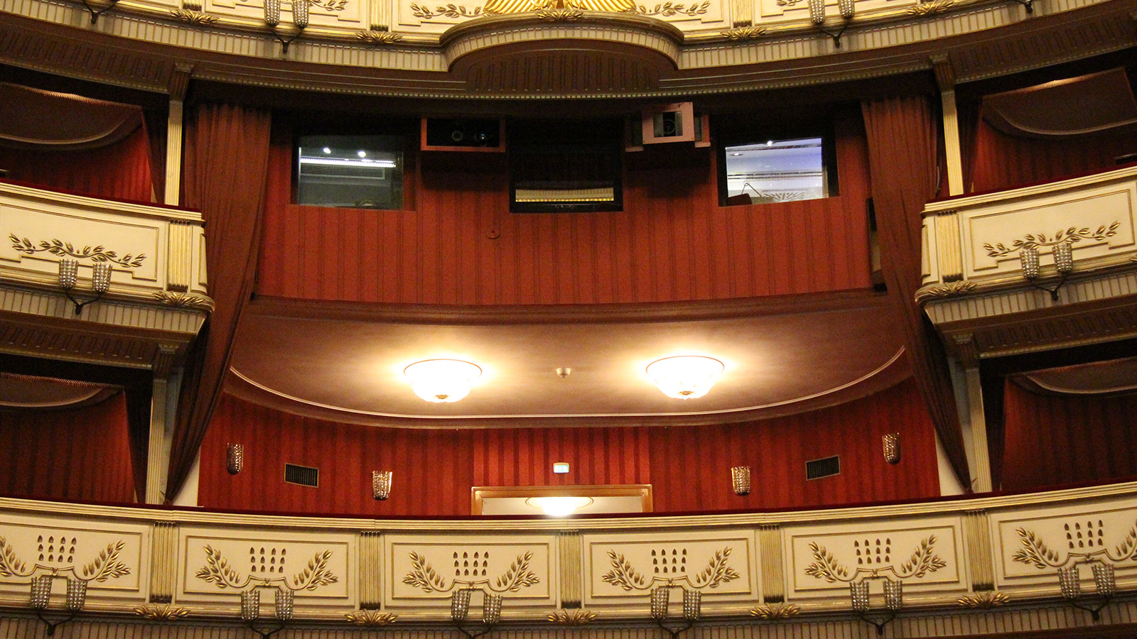 To this day, the central box on the first level of the auditorium is called the Kaiserloge, or Emperor’s Box, as it was reserved for the emperor and the court. The emperor was also able to retire to the tea salon behind it, which has been preserved in its original state. The sound control room is located behind the windows above the box. 