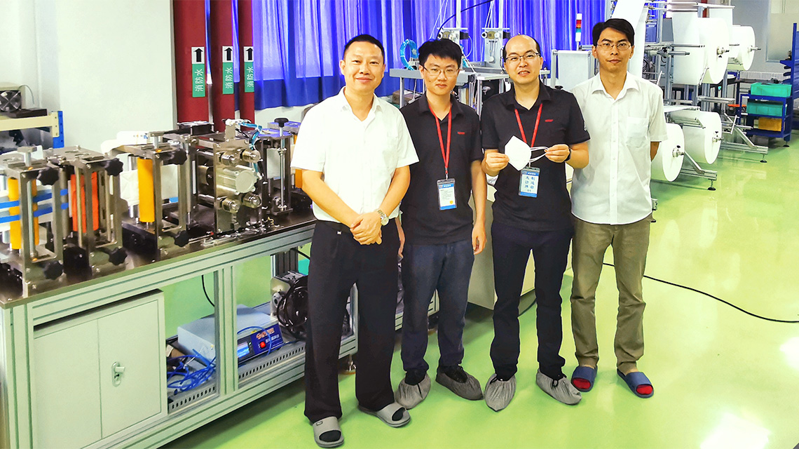 Die Experten (von links nach rechts): Lei Ming, leitender Ingenieur, Abteilung für Elektrotechnik bei Jinghe Electric, Jianzhong Cai, Ingenieur / Technischer Support bei Beckhoff China, Ryan Lin, Account Manager bei Beckhoff China, Huang, Ingenieur bei Jinghe Electric. 