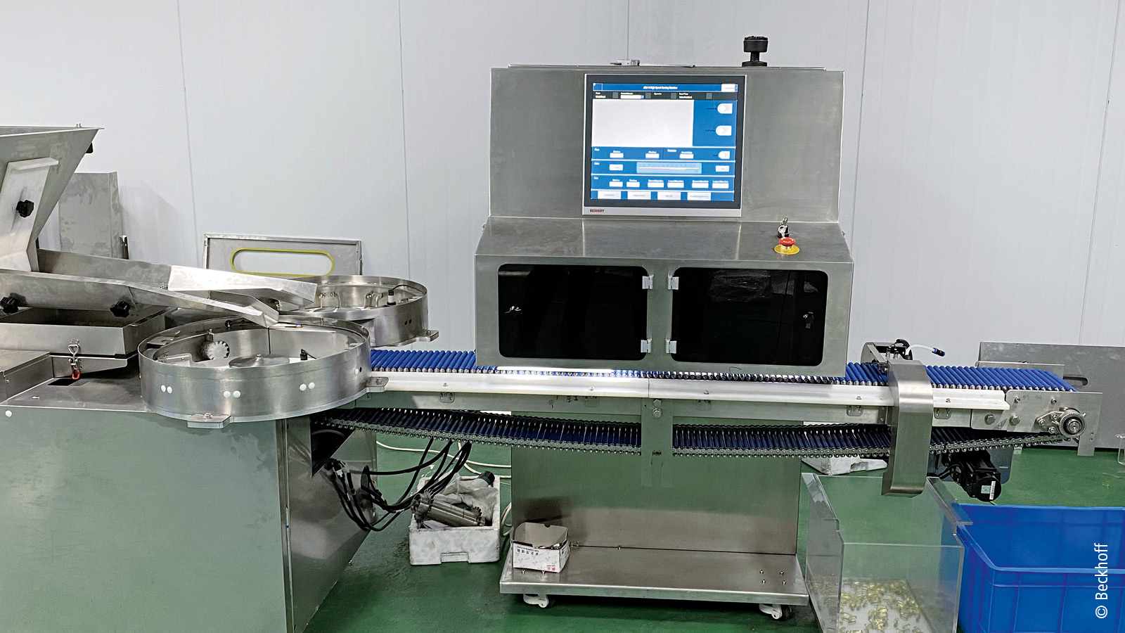 Aufbau der hochintegrierte, mit TwinCAT Vision und TwinCAT HMI realisierten Weichkapsel-Inspektionsmaschine. 