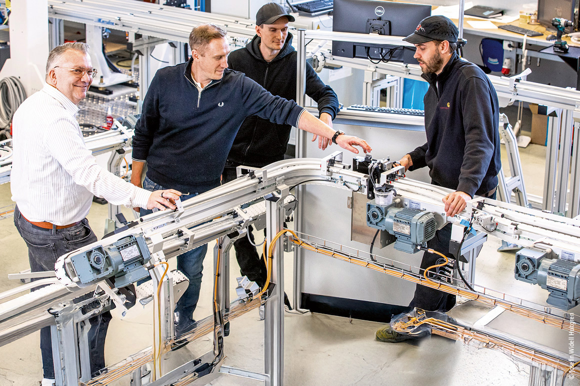 Space-saving: combining PC-based control and XTS shrinks the system's footprint significantly in comparison to conventional conveyor belts.