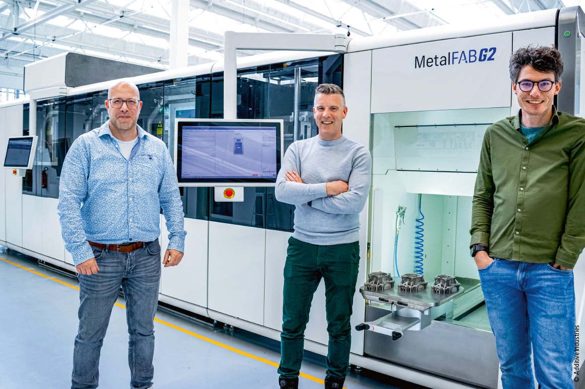 Jan-Willem van den Broek (sales at Beckhoff Netherlands), Stefan van Amerongen (Product Lifecycle Architect at Additive Industries), and Stijn de Bruin (Sales Engineer at Beckhoff Netherlands) in front of the MetalFAB 3D printer (from left to right)
