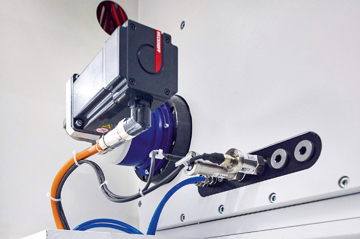 The One Cable Technology of the Beckhoff AM8000 servomotors significantly reduces cabling work and the risk of wiring errors.