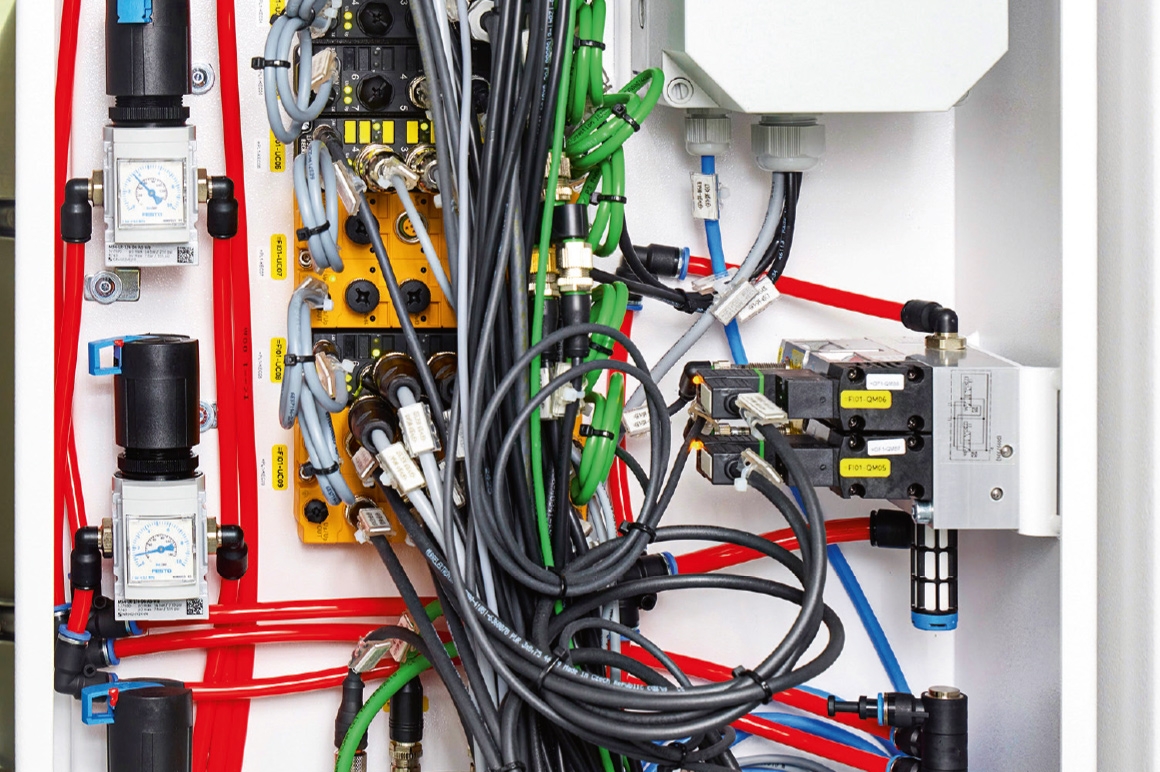 In addition to the EtherCAT and TwinSAFE Terminals from the EL series, the I/O level also includes the compact EtherCAT and TwinSAFE Box modules from the EP series, which are suitable for decentralized installation.