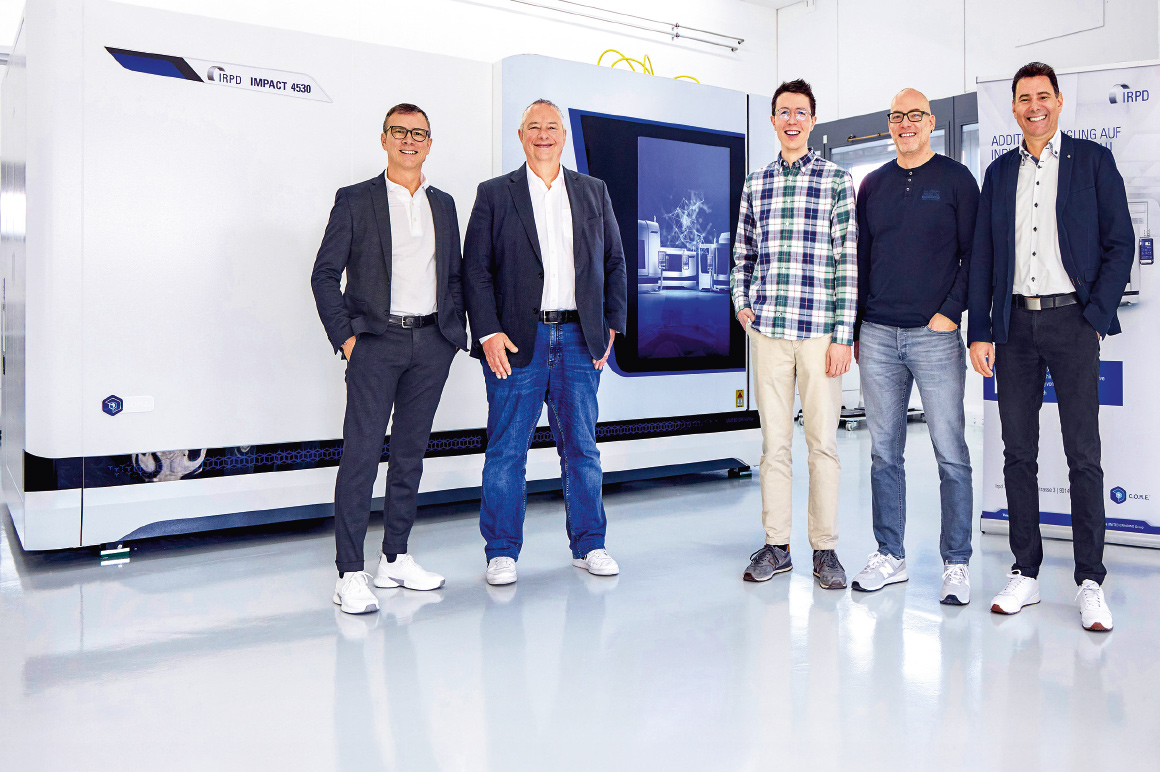 The IRPD experts (2nd to 4th from left) Stefan Lang, CEO, Dr. Kai Gutknecht, Head of Process and Software Development, and Dominik Lenherr, Software Engineer Automation, in front of the IMPACT 4530 machine tool and between René Zuberbühler (left), Managing Director of Beckhoff Switzerland, and Christoph Nessler (right), Head of the Beckhoff sales office in Arbon