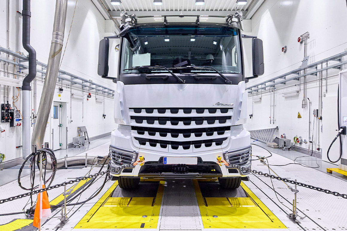 On a commercial vehicle manufacturer’s R2R test bench, battery electric, fuel cell, and conventional diesel-powered trucks are tested fully automatically under real-world conditions.