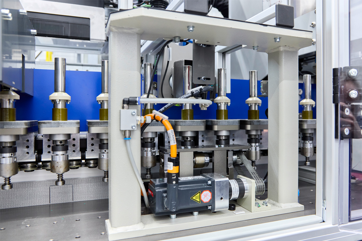 At a total of 13 work stations, a magnetic coupling to an AM8000 servomotor enables battery cells to be rotated and thus, for example, inspected from all sides.