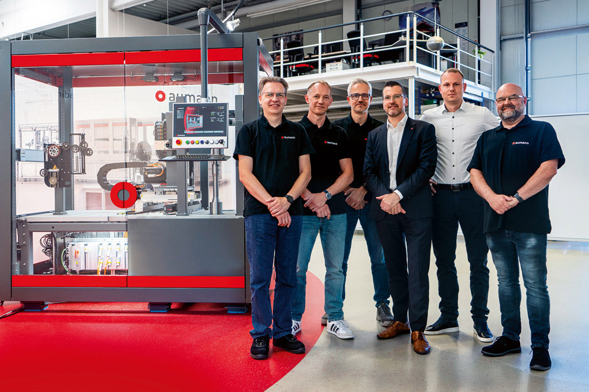 Aumann’s team of experts, led by Christian Gerkensmeier (second from left), is already planning to implement the next machines and systems cabinet-free with the MX-System.