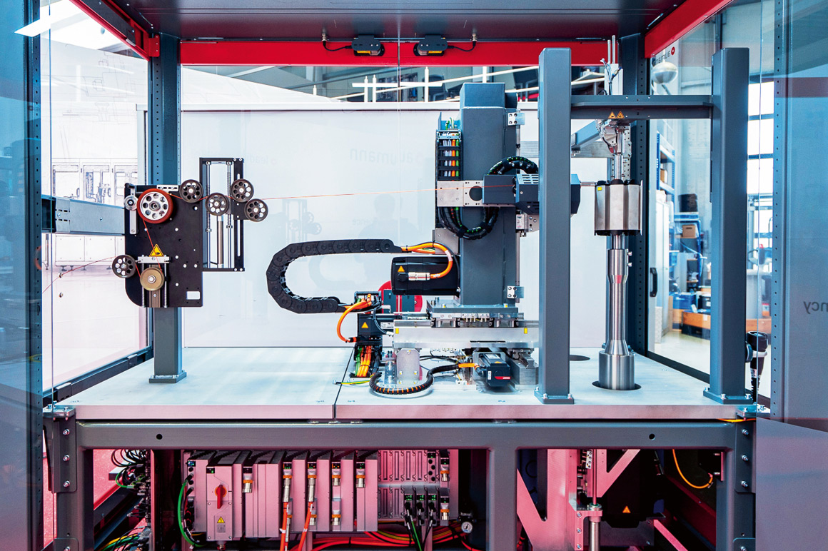 By moving the winding process to a vertical position, Aumann reduces the moving masses – which significantly improves the cycle time.