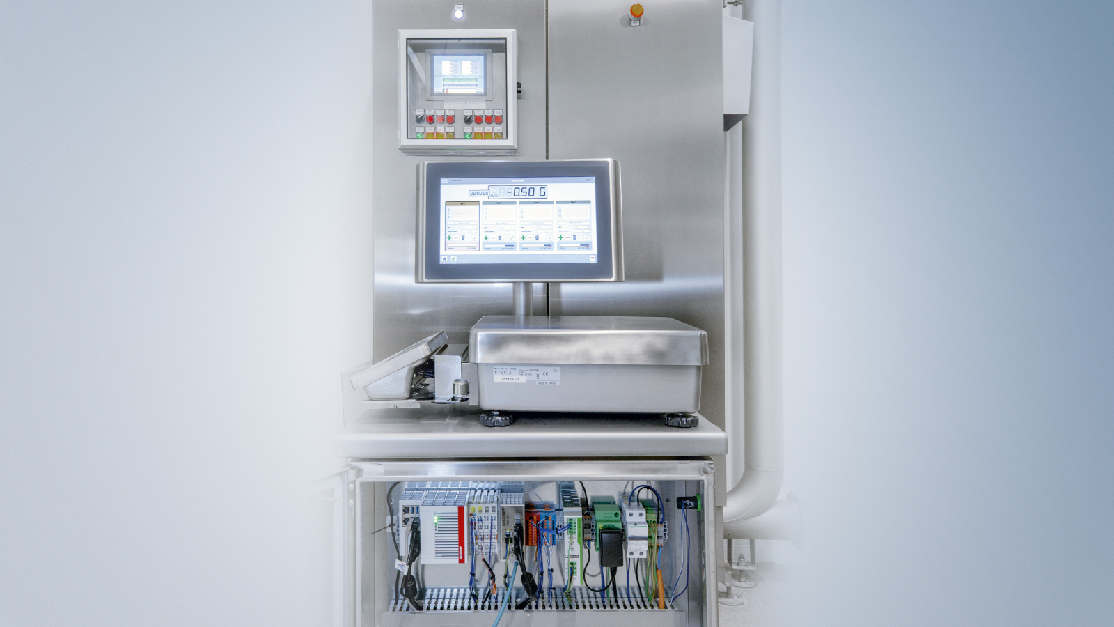 TwinCAT and a CX5240 Embedded PC (below) combined with a CP3916 Control Panel in stainless steel (center) facilitate the integration of data from all possible systems, such as this floor scale, and thus form the backbone of a cloud-based solution.