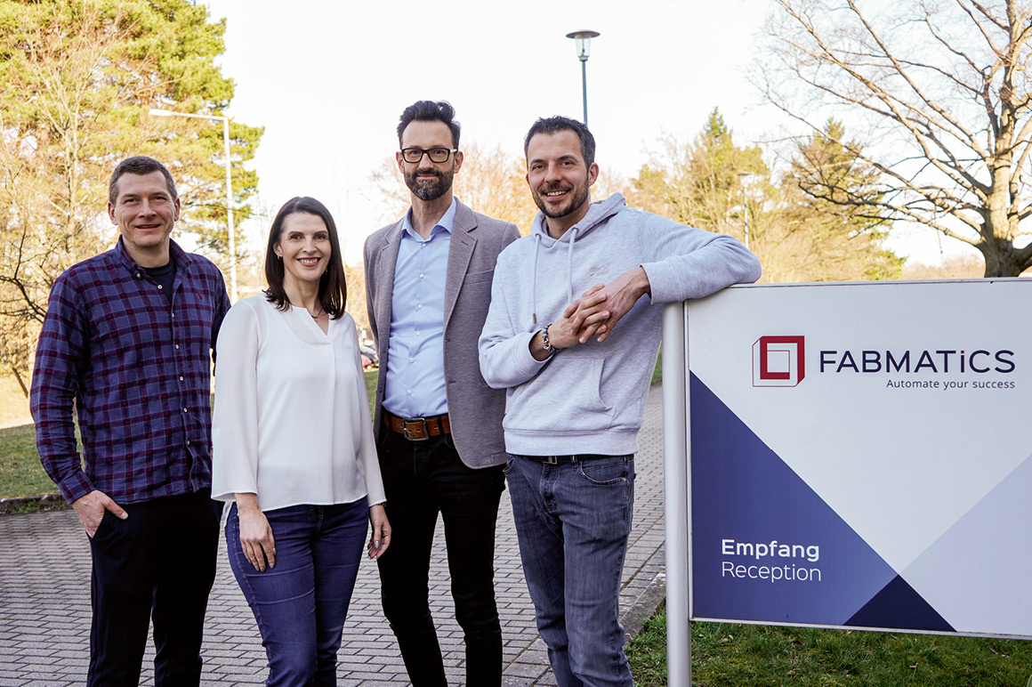 Long-standing cooperation in automation: Carsten Grunert (left), Michael Neumann (right), and Kathrin Kammer (second from left) from Fabmatics, and Martin Rau (second from right) from Beckhoff