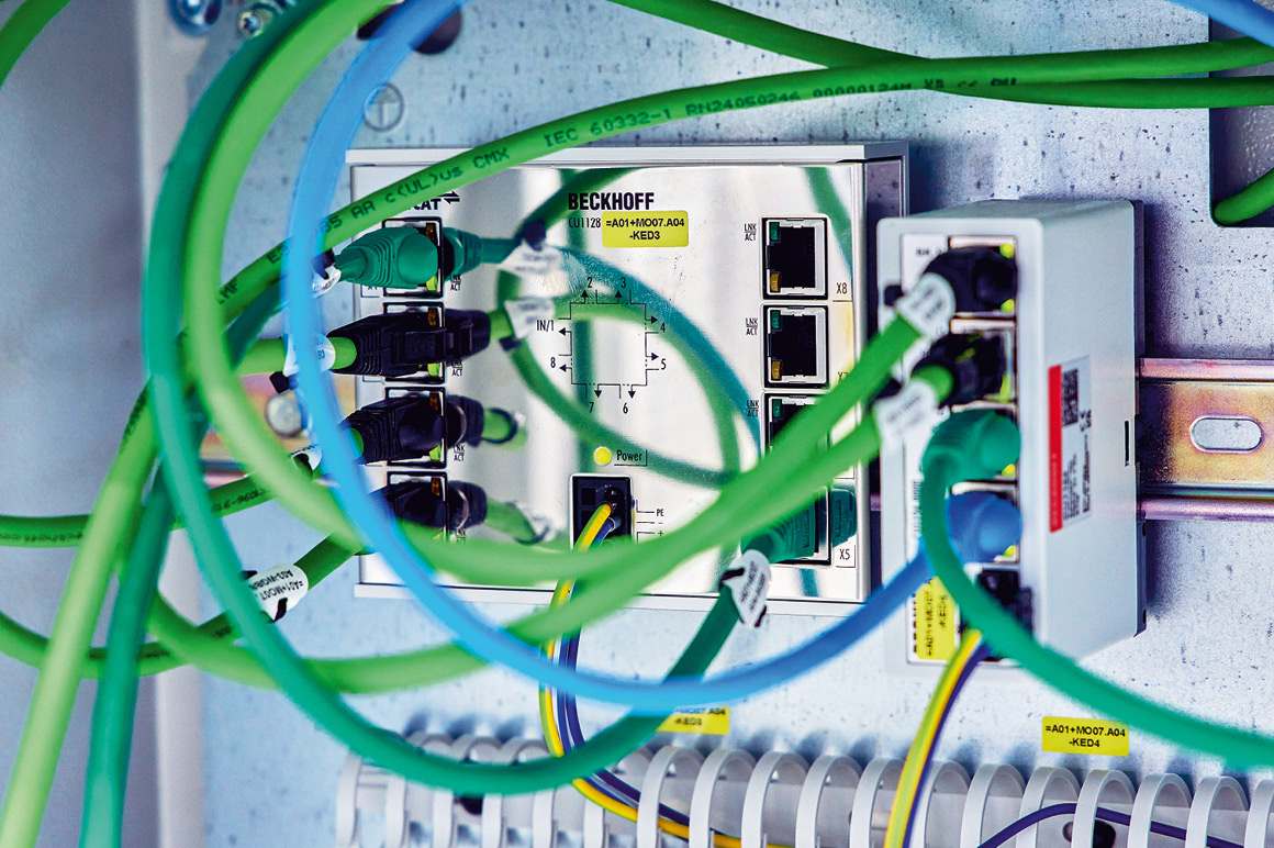 Mit Infrastrukturkomponenten wie dem 8-Port-Abzweig CU1128 (im Bild) oder Echtzeit-Ethernet-Port-Multipliern CU2508 bildet fischer Innomation das modulare Maschinenkonzept auf Steuerungsebene ab.