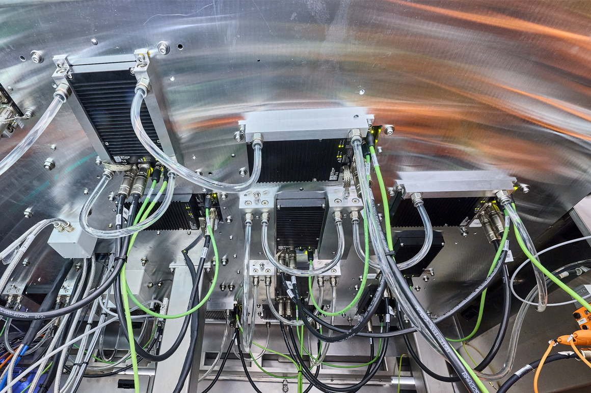 View under the machine frame: The water cooling for the aluminum baseplate adheres to the temperature specifications for the cosmetic products being dispensed.