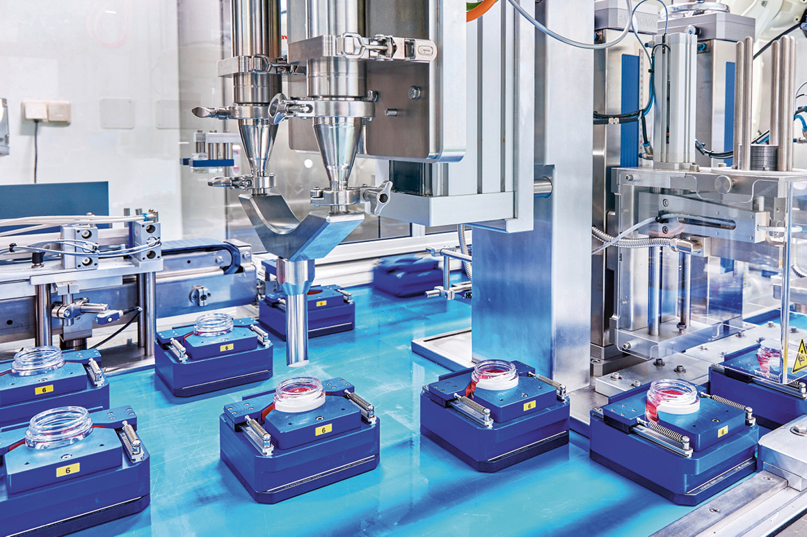 The track management and collision avoidance features in TwinCAT 3 XPlanar prevent the XPlanar movers from causing accidents within the small space and ensure they approach the process stations with high precision.