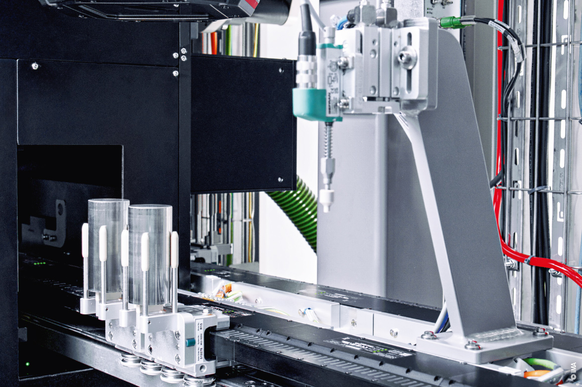 Einfahrt der montierten Batteriezellen in eine Prüfstation