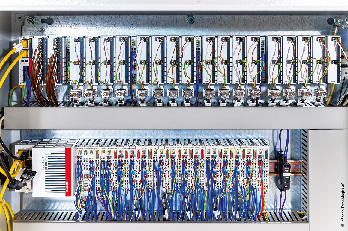 16 2-channel ELM3102-0100 EtherCAT measurement terminals (top) measure the voltages generated at the semiconductor modules with 24-bit resolution and 0.01% accuracy; the currents of 10 to 500 mA, precisely impressed via shunts, are supplied by EL2596 EtherCAT Terminals, which are galvanically isolated via EL9560 power supply terminals (below).
