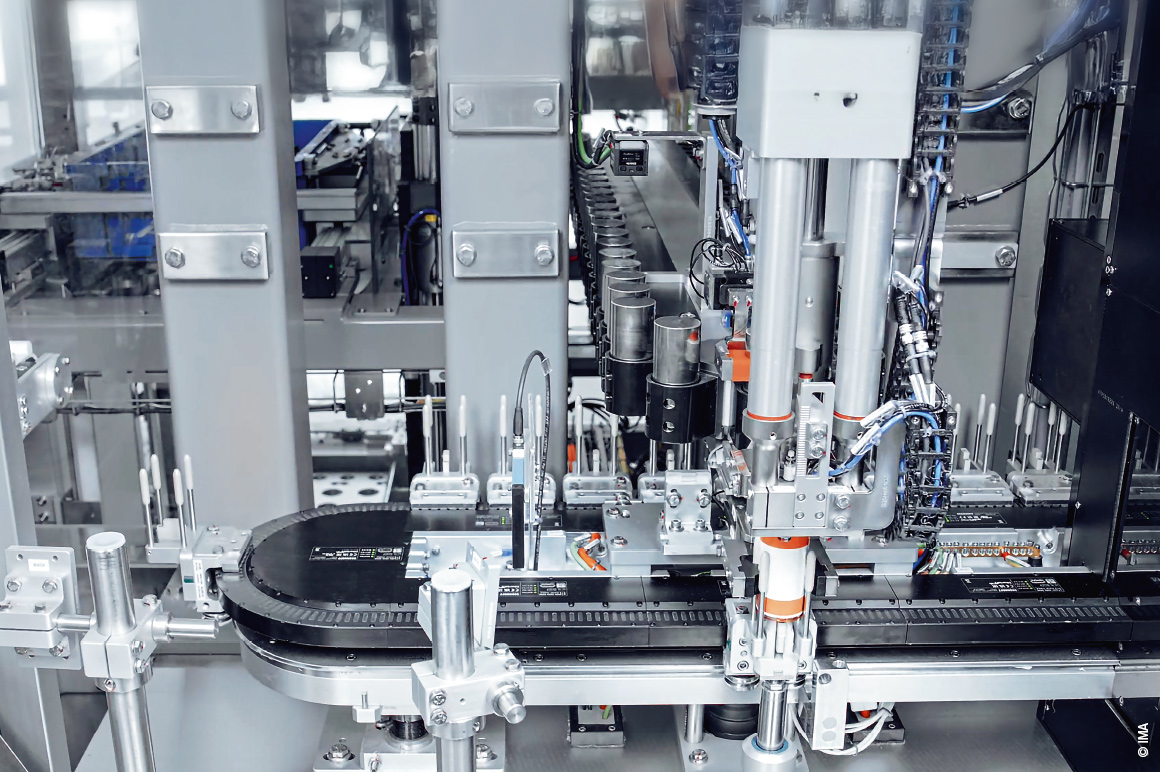 Blick auf zwei der insgesamt fünf XTS-Systeme in der komplexen Batteriezellen-Montagelinie von IMA EV-Tech