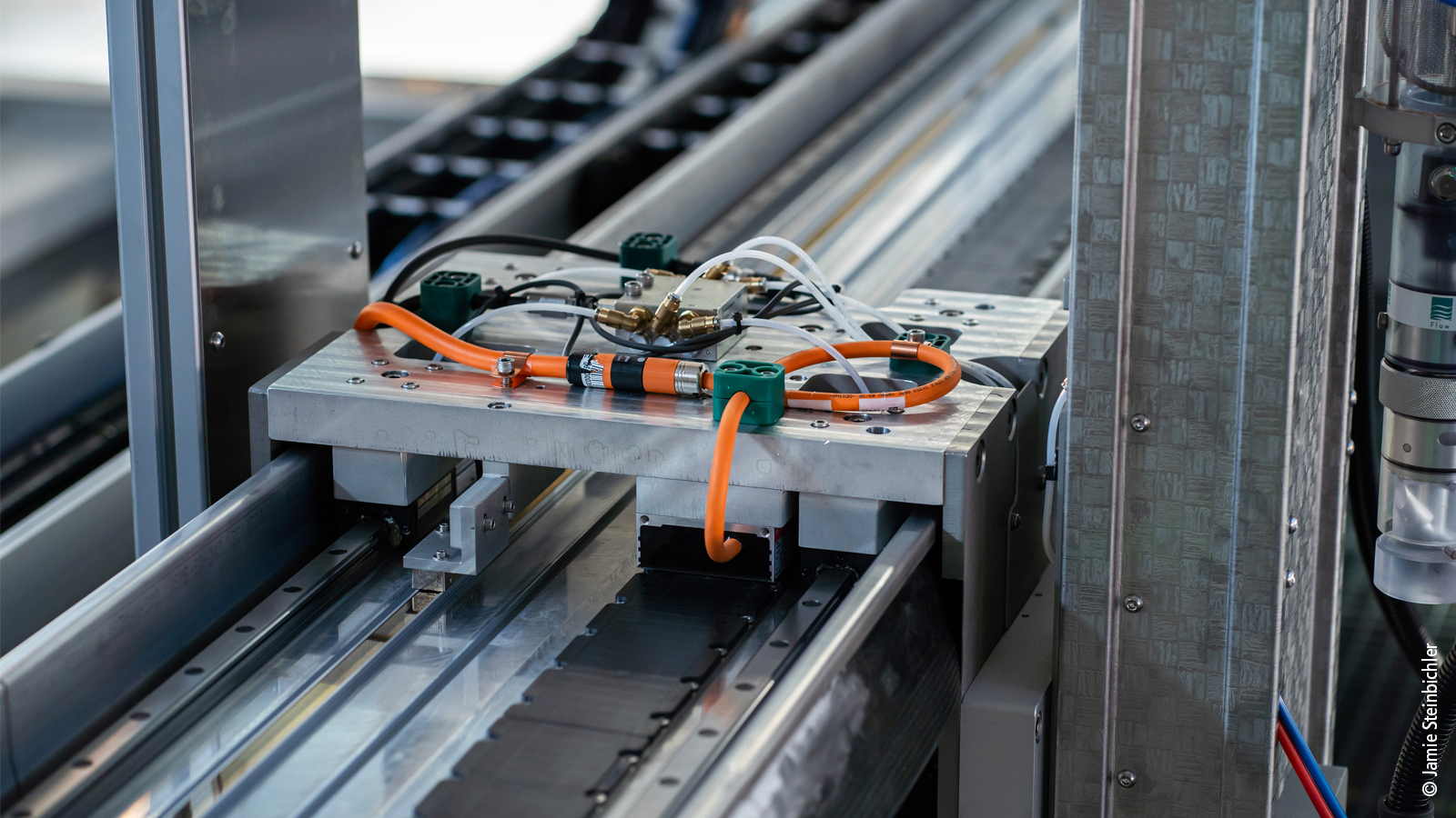 The highly dynamic linear motors from the AL8000 series are controlled via the AX8000 multi-axis servo system and TwinCAT 3.