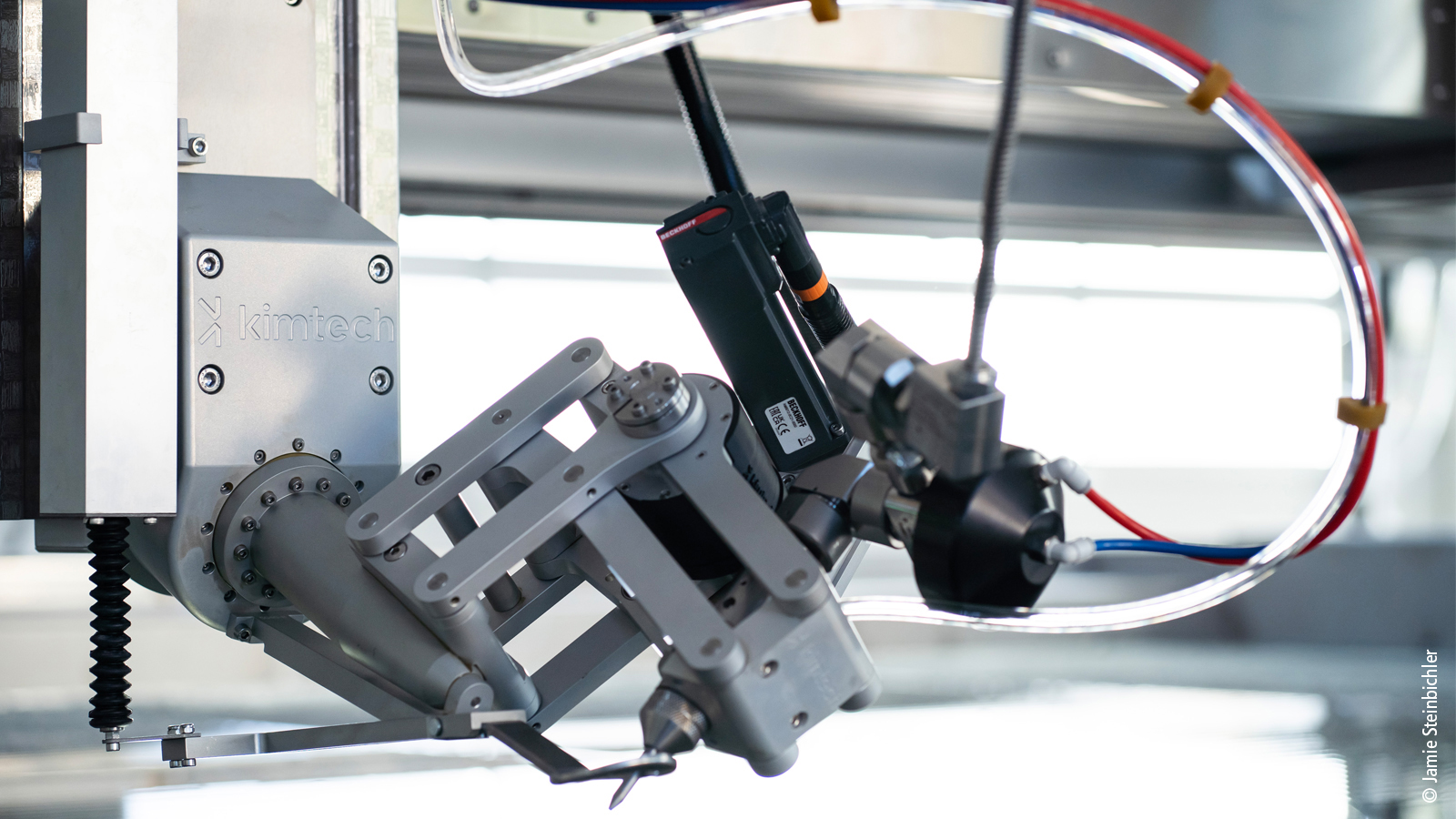 One axis of the Tilter, as it is known, is driven by a compact AM8000 servomotor.