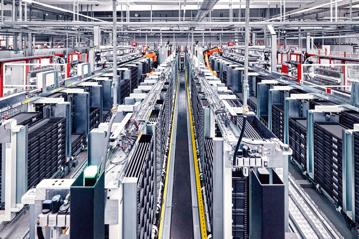 Extrem wenig Platz: Mobile Shuttles versorgen die Montagestationen in der neuen Schubkastenfertigung bei nobilia mit den benötigten Bauteilen.