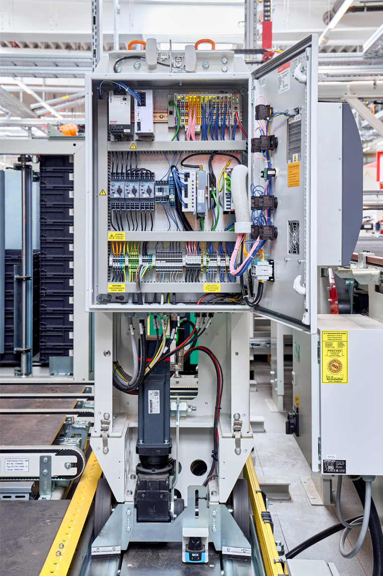 Schlanker Schaltkasten: Die Steuerung der Shuttles und die Abstimmung mit dem Leitrechner übernimmt ein Ultra-Kompakt-Industrie-PC C6025.