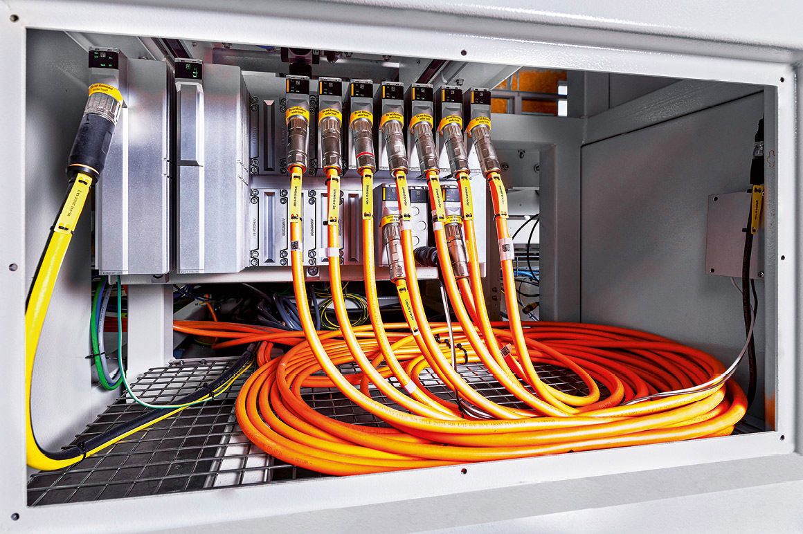 The tasks of the MX-System in the lower part include ensuring that the boxes filled with powder coating are transported smoothly through the system.