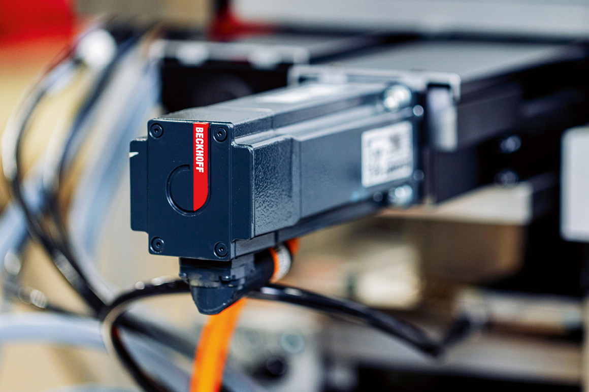 ELM7212 servomotor terminals and connected AM8100 servomotors control printhead positioning to ensure smooth overlay of multiple ink colors.