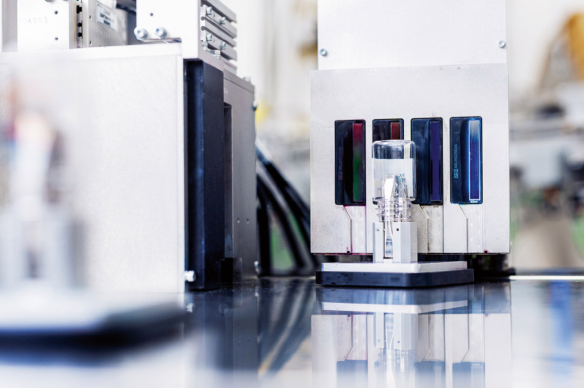XPlanar movers can float and fly with 6 degrees of freedom, so containers are moved optimally around the printheads for high-quality labeling.
