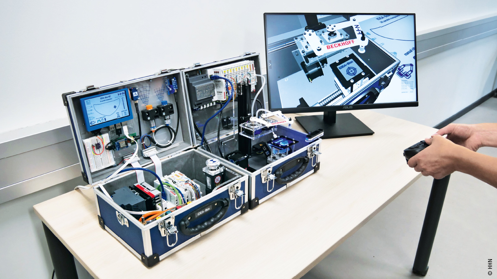Small and compact cases: The IDEA basic box (left) with the C6015 ultra-compact Industrial PC and the expansion to include more extensive motion functions (right) – where operation via joystick and even hand tracking is possible. 