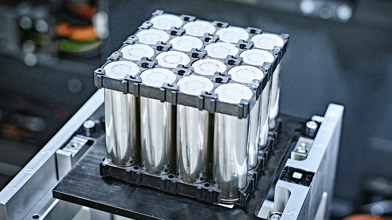 Example of a lithium-ion battery module constructed from round battery cells 