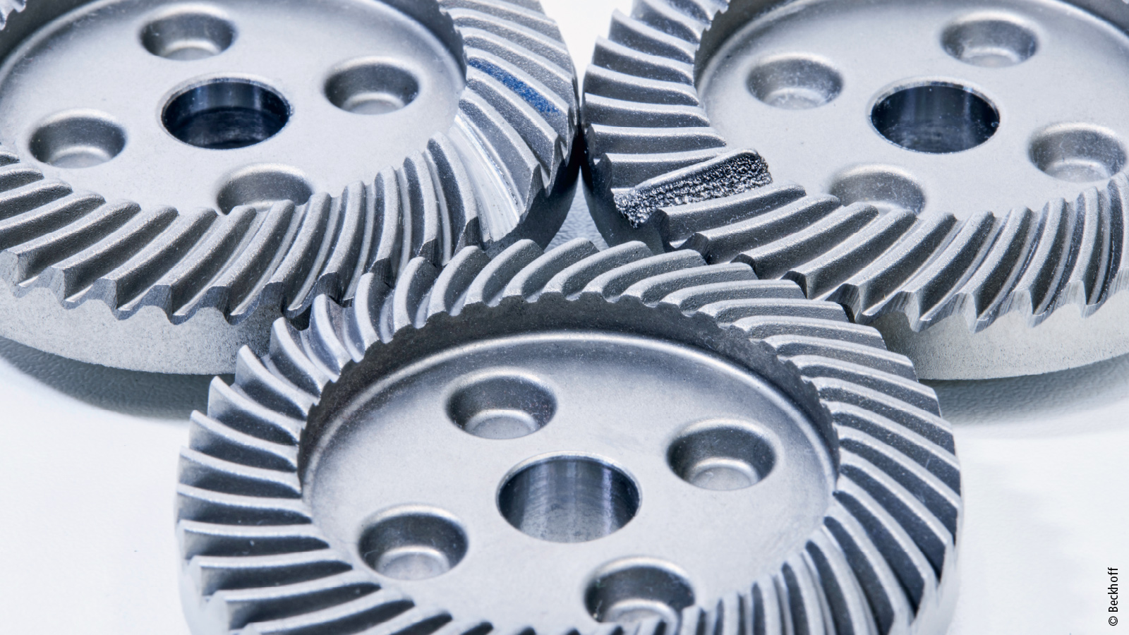 Realistic scenario in circular production: Defective areas of a gear are precisely milled out (left), rebuilt using laser cladding (right), and then finally machined. 