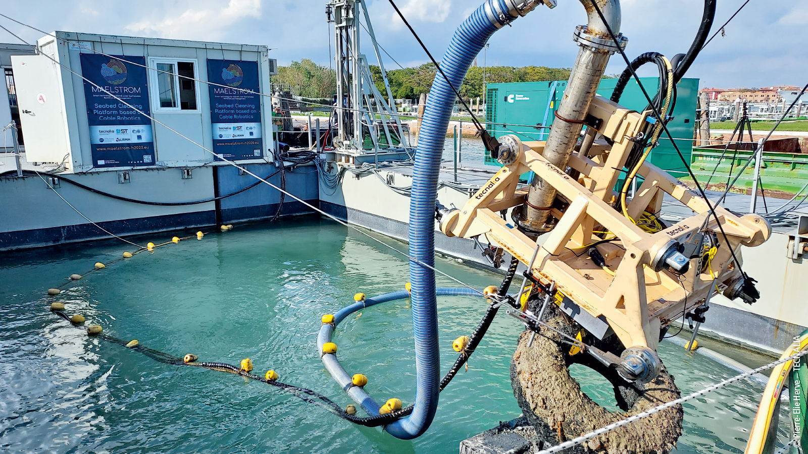 As part of the MAELSTROM research project, a cable robot was developed that can remove small particles via suction cups and retrieve waste weighing up to 130 kg from depths of up to 20 meters using a gripper. 
