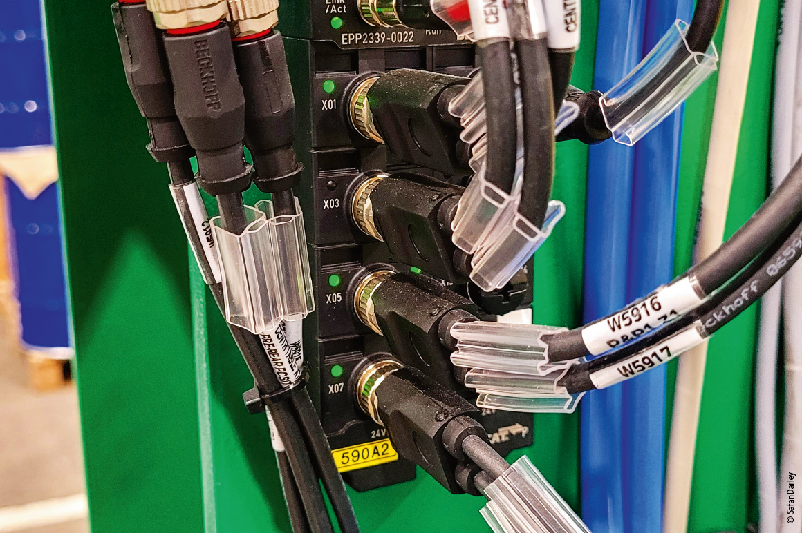 EtherCAT P box modules connect the decentralized I/Os for axes, grippers, and sensors to the controller in the control cabinet via a single cable for communication and power (red/black).