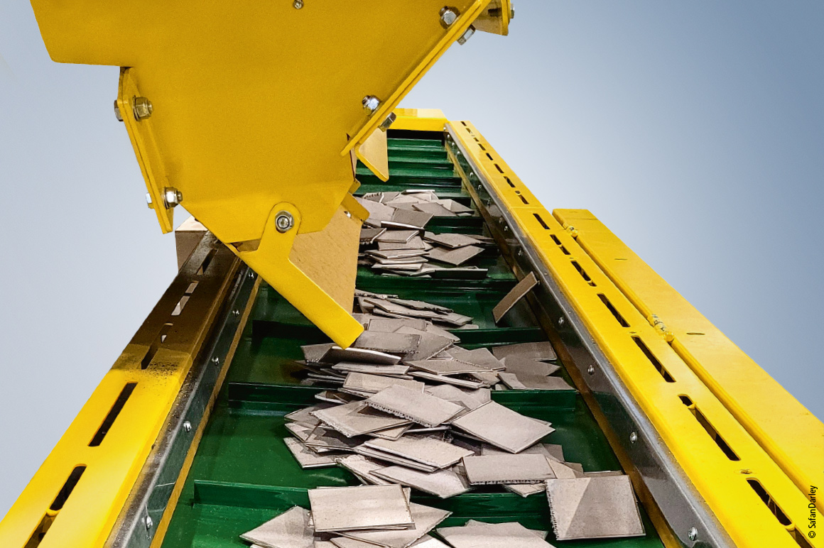 The cut nickel plates, measuring 100 x 100 mm, are used, for example, in the manufacture of car batteries or for the production of certain metal alloys.