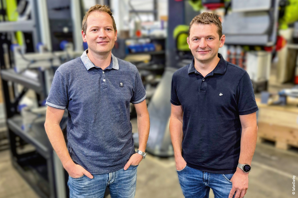 Software engineers Chris Utens (left) and Jelle Adema from SafanDarley were impressed by the simple network configuration with EtherCAT P and the object-oriented programming with TwinCAT.