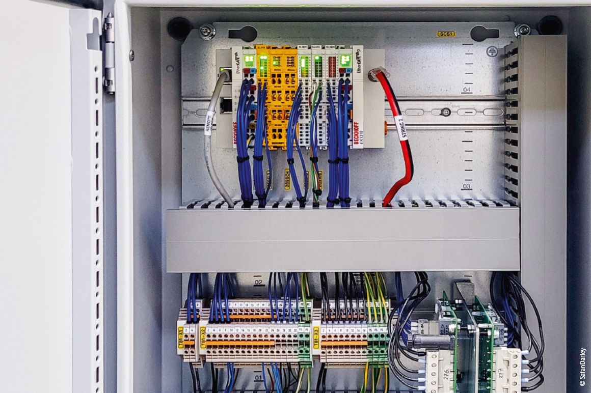View into one of the decentralized control cabinets of the nickel cutting system with a selection of EtherCAT and TwinSAFE terminals from the extensive Beckhoff portfolio