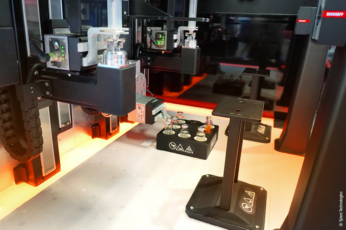 The XPlanar movers are used as mobile workstations.