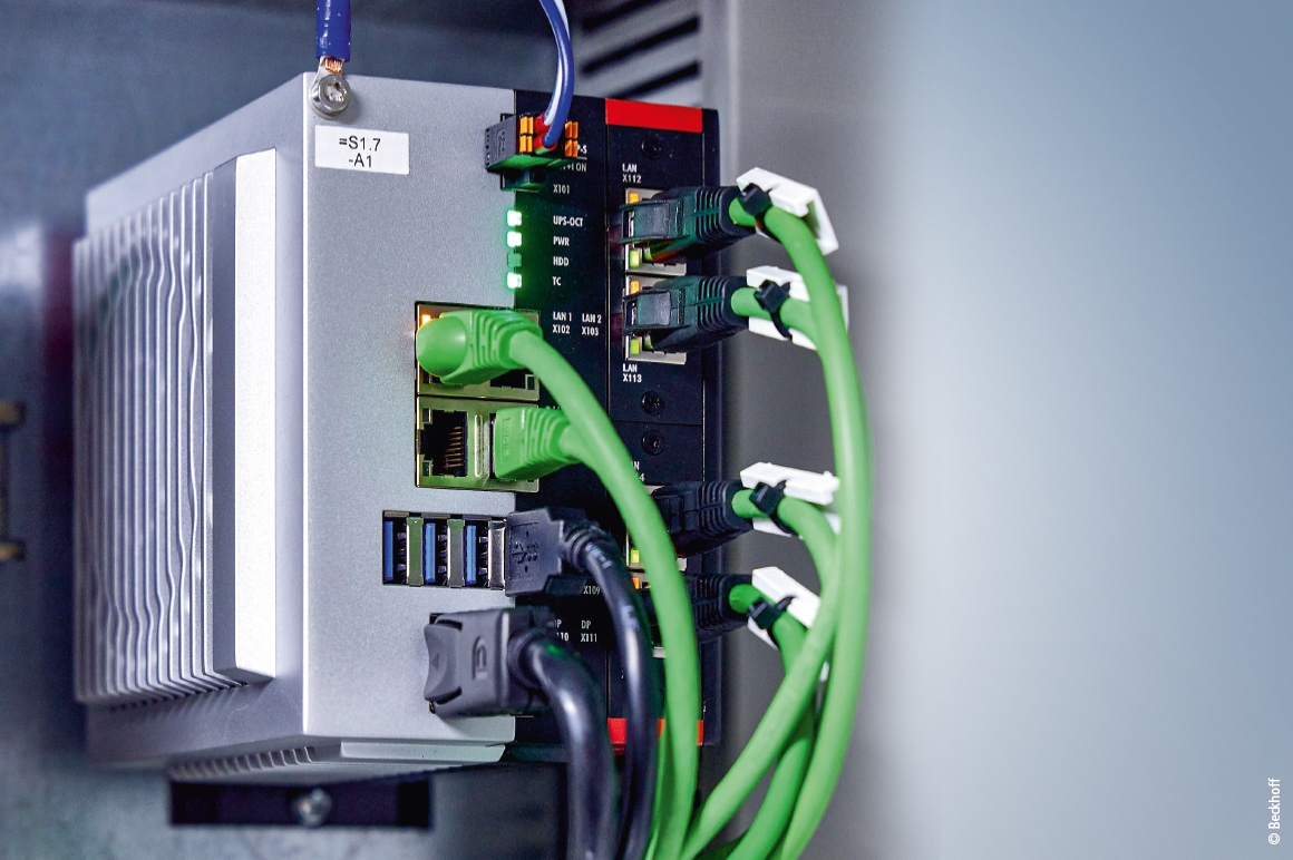 Ein Ultra-Kompakt-Industrie-PC C6032 mit acht CPU-Kernen steuert die komplette Anlage; um die notwendige Zykluszeit von 1 ms einzuhalten, wurden die Antriebe und die I/O-Ebene über insgesamt fünf EtherCAT-Stränge eingebunden.