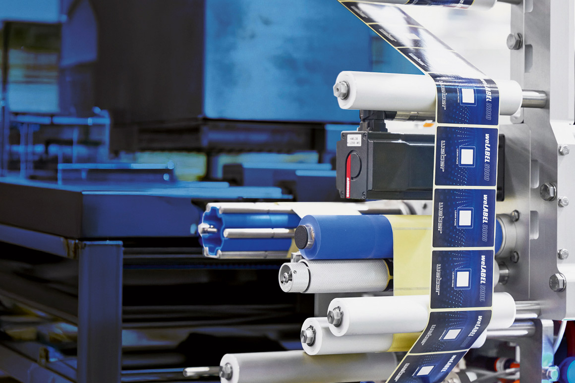 The AM8100 servomotors with One Cable Technology (OCT) can be integrated into the labeling area to save space.