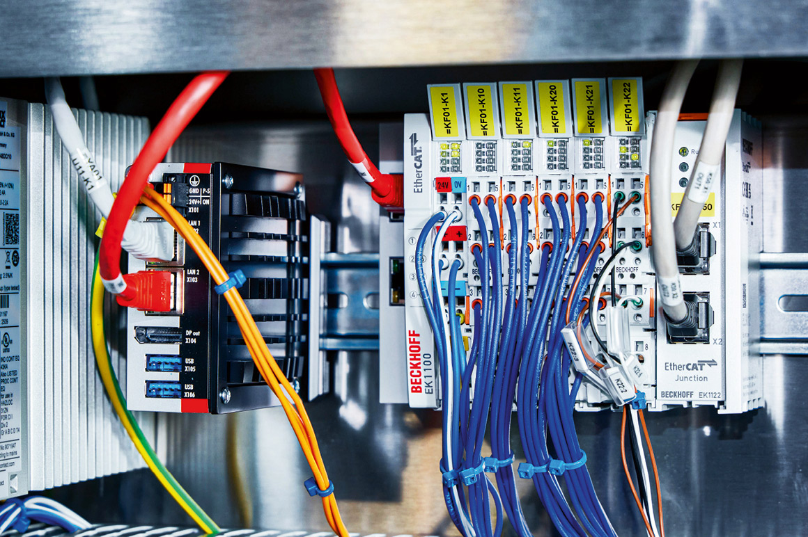 Little space required, even in the control cabinet: the C6015 ultra-compact Industrial PC and the EtherCAT I/O level