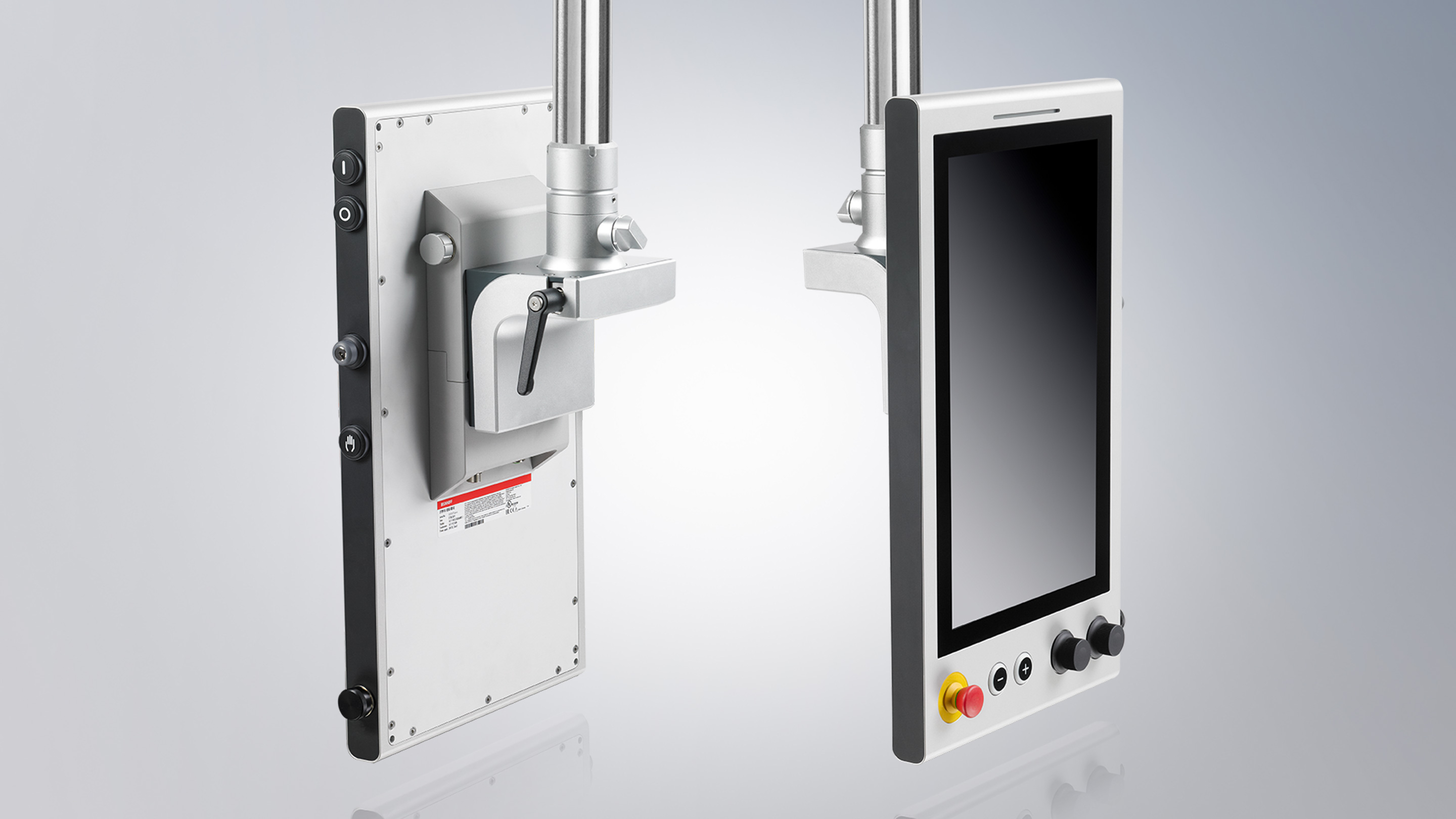 18,5-Zoll-Display im Portraitformat, Tastererweiterung mit voll ausgeleuchteten Kurzhubtasten und Inkremental-Encoder, seitlich weitere Tasten, Schlüsselschalter und USB-Ports, Anschluss der Tasten via EtherCAT