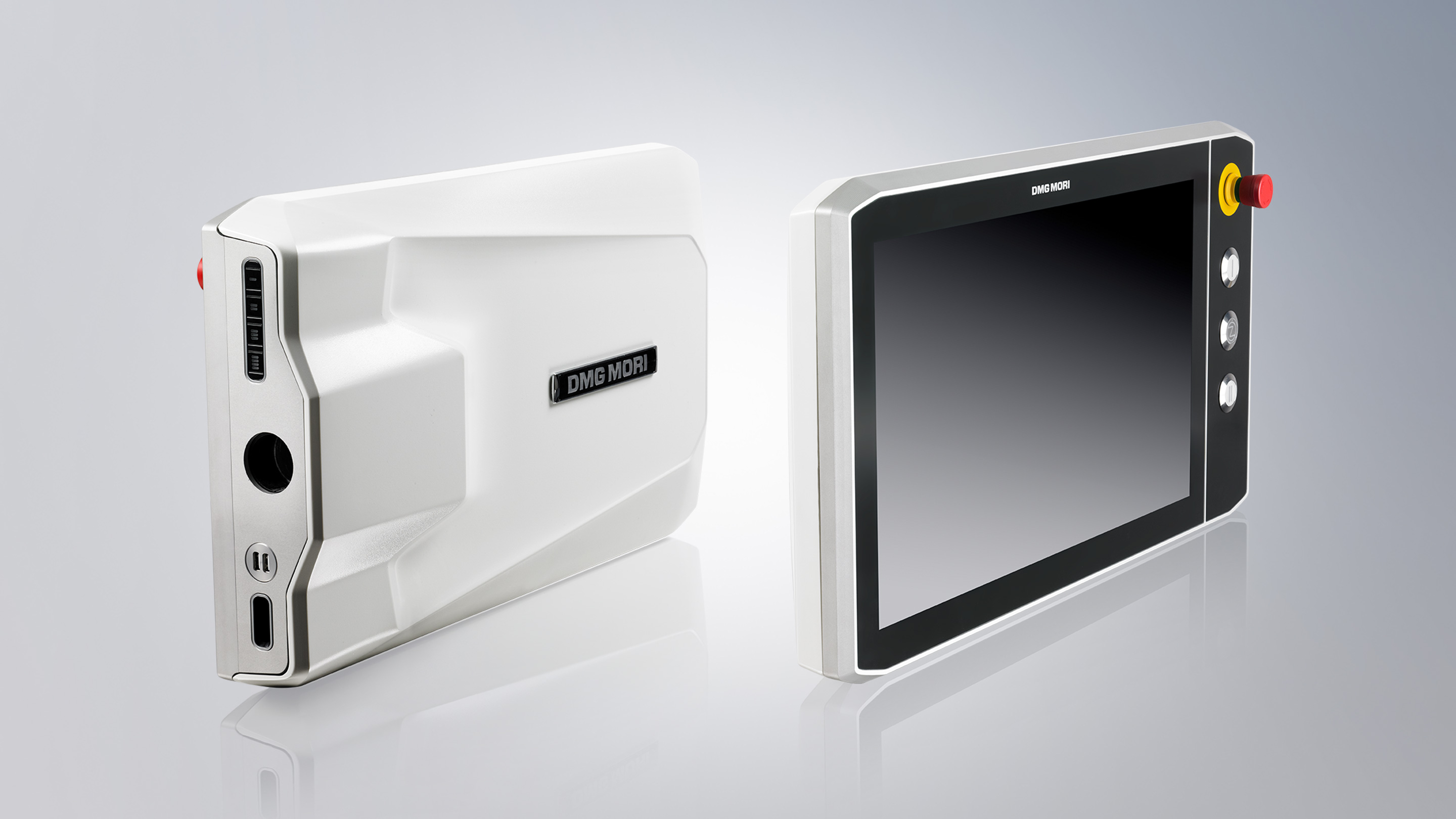 CP3921-1xxx: 21,5-Zoll-Display mit kundenspezifischem Touchscreen-Glas, zusätzlich Tastererweiterung rechts mit Glasoberfläche und Edelstahltasten, Betriebsarten-Wahlschalter, USB-Ports und RFID Leser integriert 