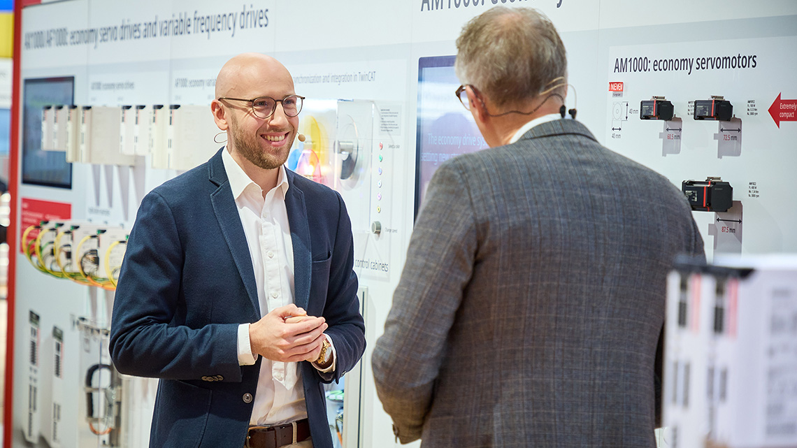 The AM1000 complements the economy drive system as a robust, price-optimized servomotor for dynamic positioning tasks. Together with the AX1000, it forms a complete, lean drive solution for machine building. Learn more about this system solution’s advantages in this video.