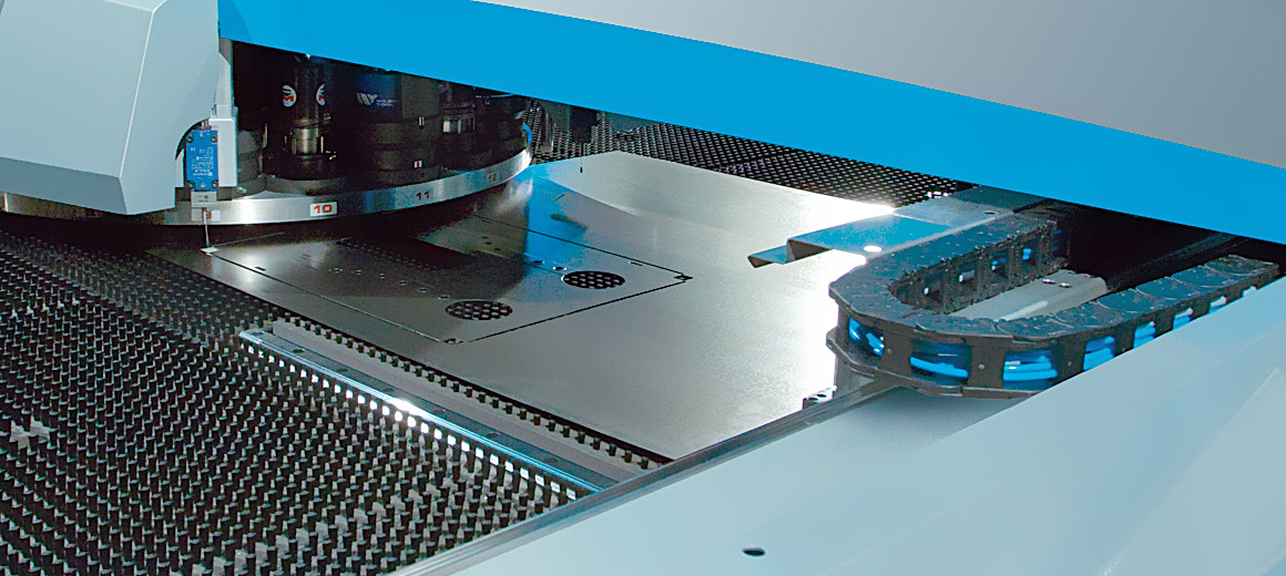 The CNC solution from Beckhoff enables the realisation of highly dynamic axis movements and fast control functionality for punching and nibbling machines used in sheet metal working. © Finn-Power