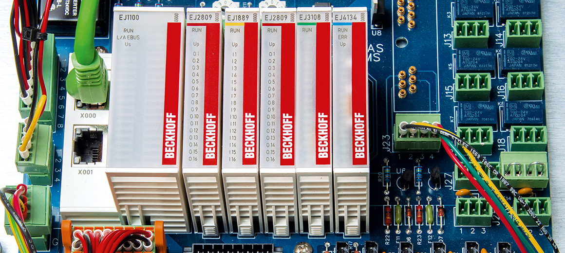 Die Aufrüstung des GSM-V mit dem Panel-PC CP6606 und EtherCAT-Steckmodulen der EJ-Serie resultierte aus der engen Zusammenarbeit zwischen David Stetz (rechts), Chefingenieur für Forschung und Entwicklung Steuerungstechnik bei Applied Energy Systems, und Tim Beckel (links), regionaler Vertriebsingenieur bei Beckhoff USA. 