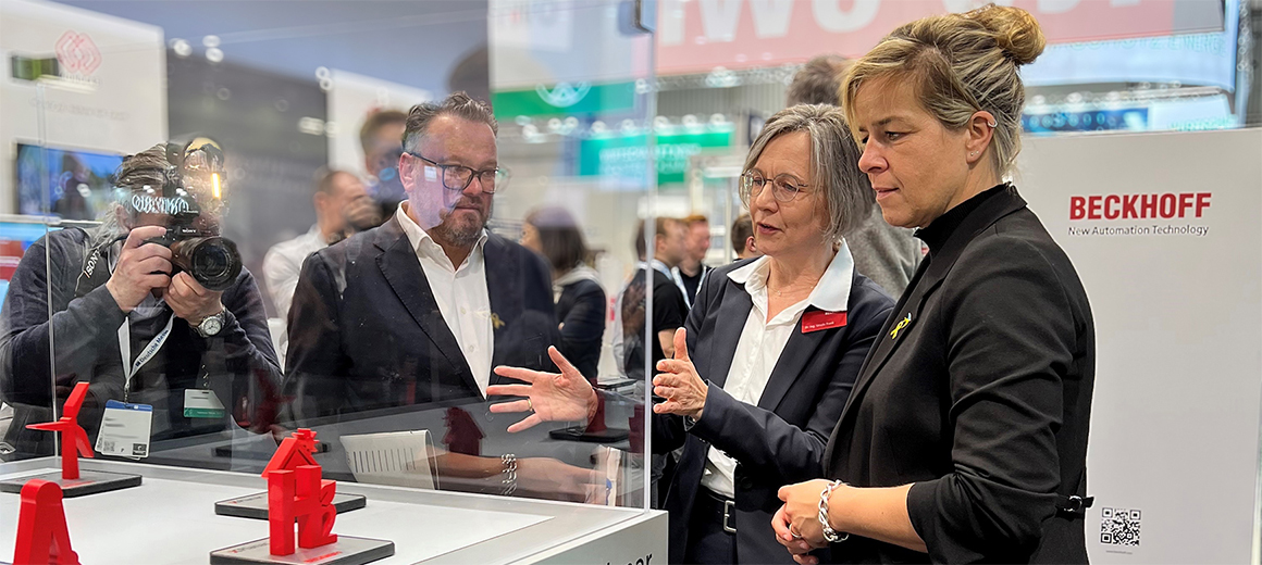 Ministerin-Mona-Neubaur-hm2024-owl-gemeinschaftsstand-stage-lowres